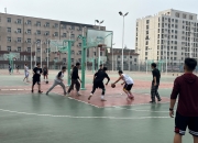 爱游戏体育官方入口-大学生参加篮球比赛全情投入，精神值得称赞