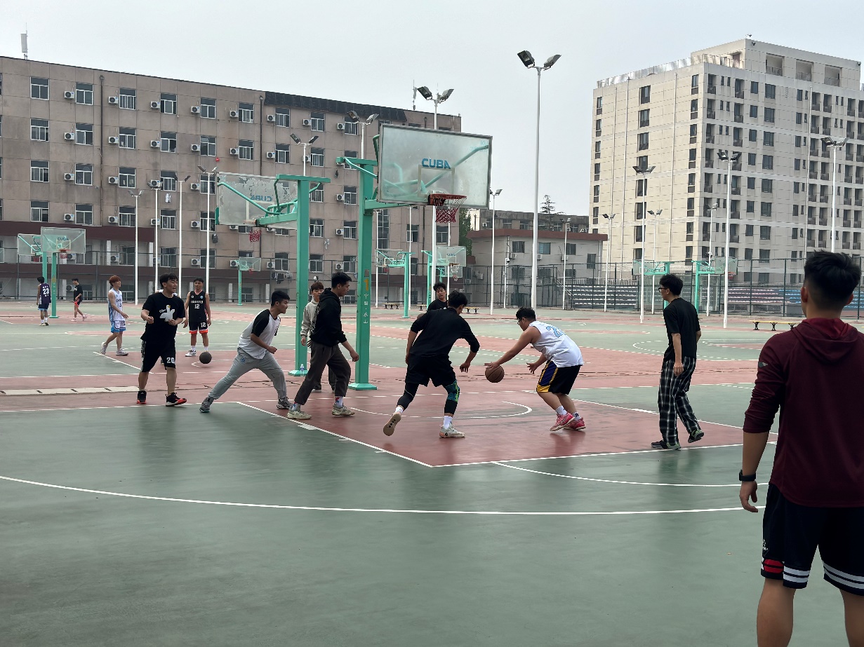 大学生参加篮球比赛全情投入，精神值得称赞