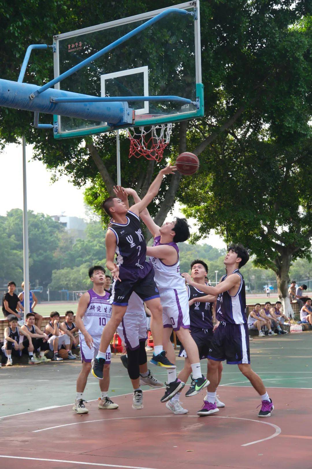 大学生参加篮球比赛全情投入，精神值得称赞