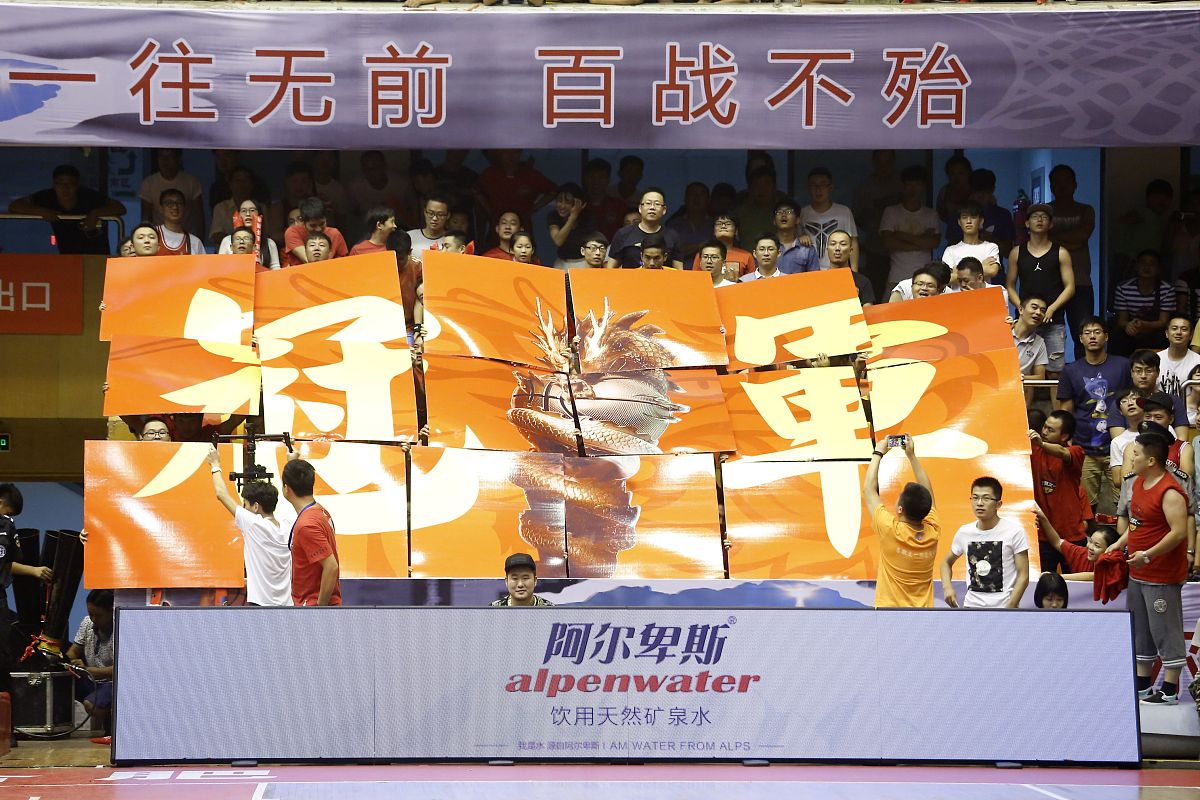 球队在比赛中斗志昂扬，全力以赴