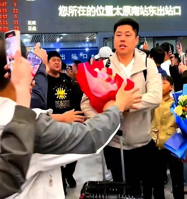 塔斯马尼亚联主场氛围火爆，球迷热情助阵的简单介绍