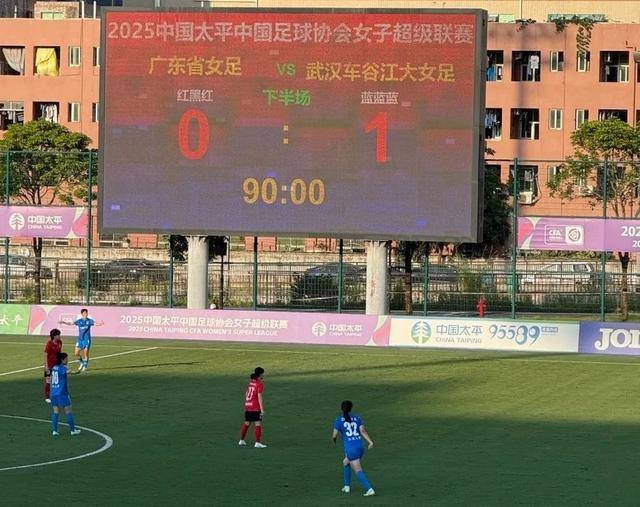 恩菲尔德球迷现场助威，球队士气高涨的简单介绍