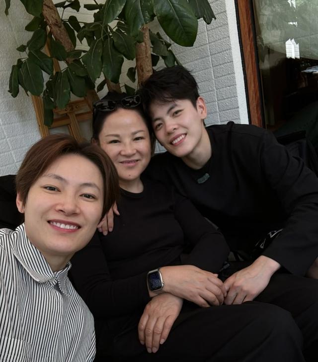 关于姐妹连线！杨力维杨舒予合砍25分老将发力助队大胜的信息