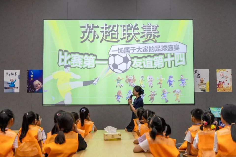 重庆市民踊跃参与，感受足球文化魅力
