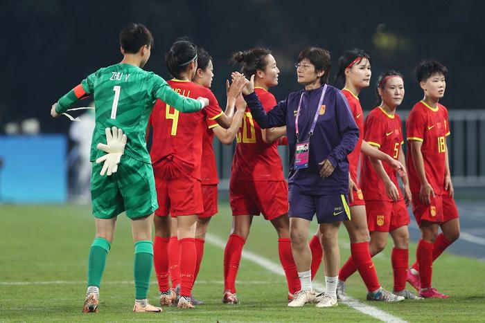 3-1！中国女足太强，冲击东亚冠军，宋凯督战，直播引热议