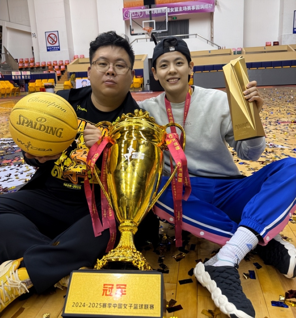 球队连胜欢笑在场，主教练对阵容寄予厚望的简单介绍